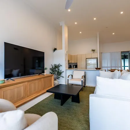 3 Bedrooms 2 Bathrooms W Parking & Pool Apartment *