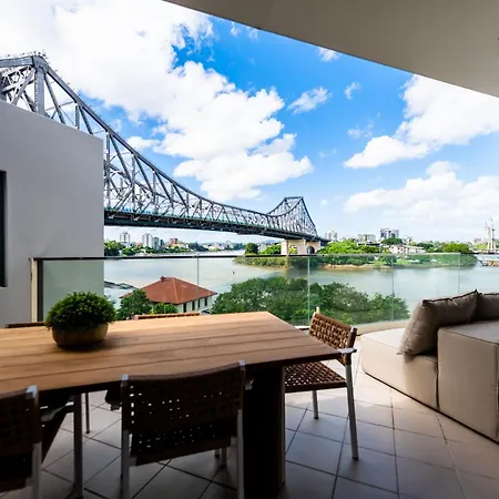 Apartment 3 Bedrooms 2 Bathrooms W Parking & Pool Brisbane