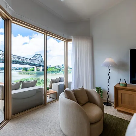 3 Bedrooms 2 Bathrooms W Parking & Pool *