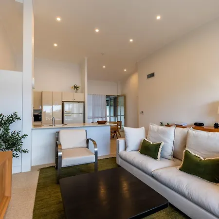 3 Bedrooms 2 Bathrooms W Parking & Pool Apartment