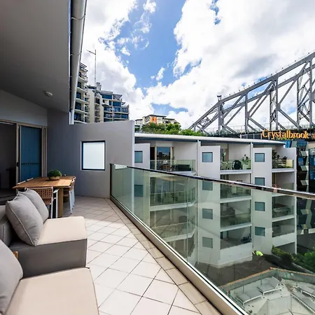 3 Bedrooms 2 Bathrooms W Parking & Pool Apartment