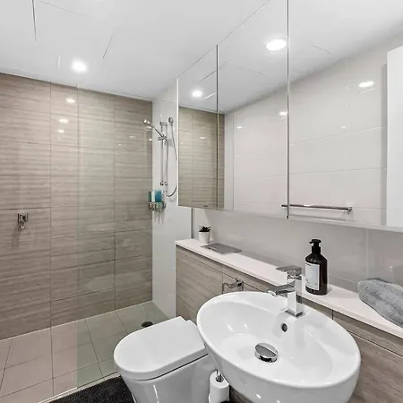 Infinity Excellence!~1bed/1bath/office/1car~views! Brisbane