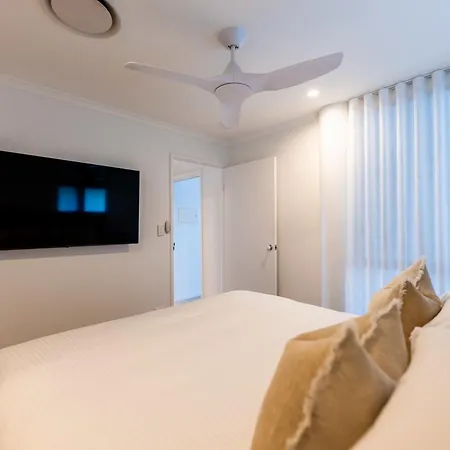 3 Bedrooms 2 Bathrooms W Parking & Pool