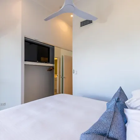 3 Bedrooms 2 Bathrooms W Parking & Pool Apartment *