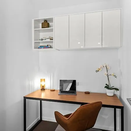 Infinity Excellence!~1bed/1bath/office/1car~views! Brisbane