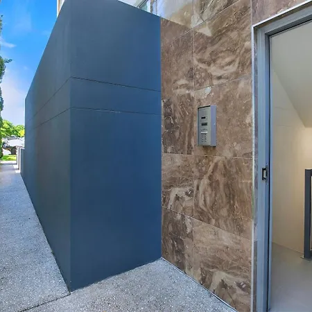 'the Provincia' A Contemporary Inner-city Abode Apartment *