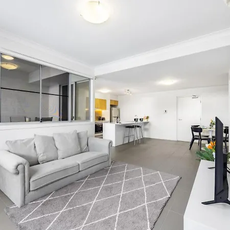 Chic Modern Retreat 1br W Pool Kelvin Grove Apartment