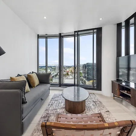 Chic 2-bed With Skyline Views Pool And Gym Apartment Brisbane