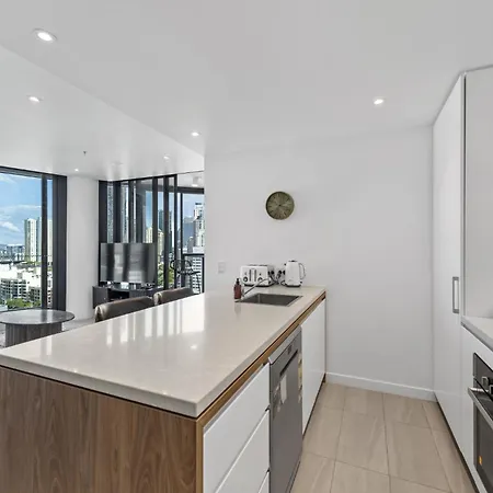 Chic 2-bed With Skyline Views Pool And Gym * Brisbane