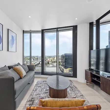 Apartment Chic 2-bed With Skyline Views Pool And Gym