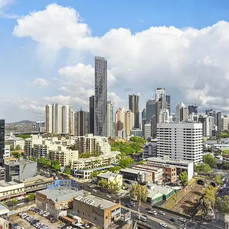Chic 2-bed With Skyline Views Pool And Gym Apartment