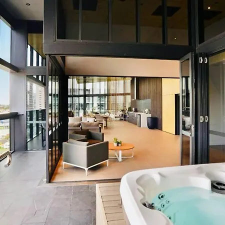 Apartment Luxury And Convenient Unit In South Brisbane
