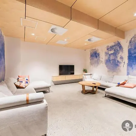 South Brisbane Unit With Parking And Pool Brisbane