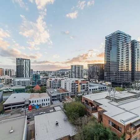 South Brisbane Unit With Parking And Pool