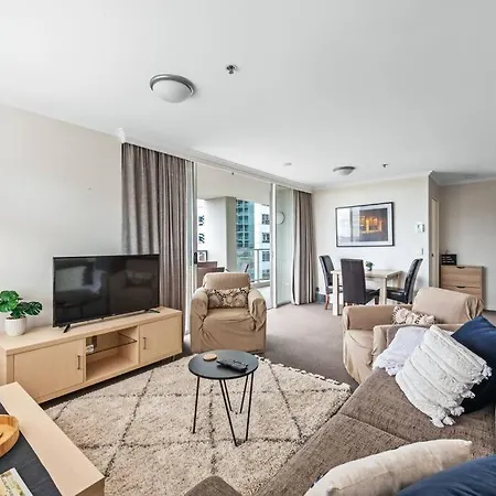 Heights ~ 2bed/2bath/car/pool/views ~ Cbd