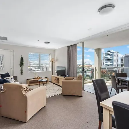 Heights ~ 2bed/2bath/car/pool/views ~ Cbd Brisbane