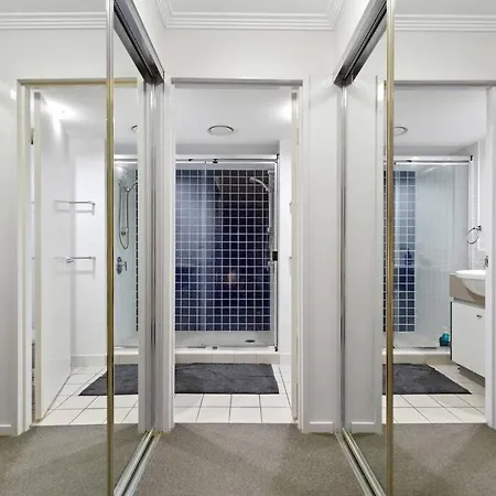 Heights ~ 2bed/2bath/car/pool/views ~ Cbd Brisbane