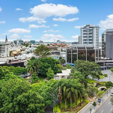 Apartment Heights ~ 2bed/2bath/car/pool/views ~ Cbd *