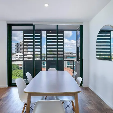 Regatta Hideaway - A Breezy Balcony * Brisbane