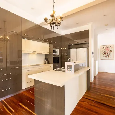6km To Cbd Convenient 5br Queenslander Coorparoo