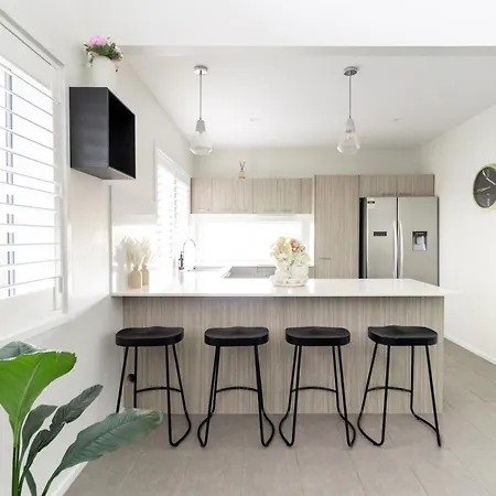 Beautiful Modern 3 Bedroom Family Sleeps 6 Brisbane