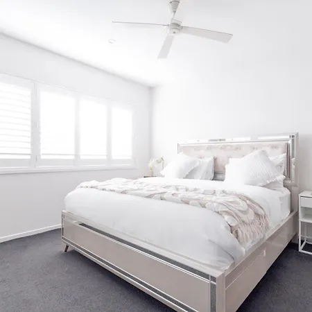 Beautiful Modern 3 Bedroom Family Sleeps 6 Apartment
