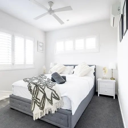 Beautiful Modern 3 Bedroom Family Sleeps 6 Apartment *