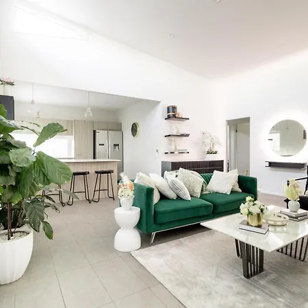 Beautiful Modern 3 Bedroom Family Sleeps 6 Apartment