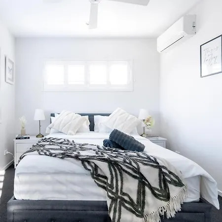 Beautiful Modern 3 Bedroom Family Sleeps 6 Apartment *