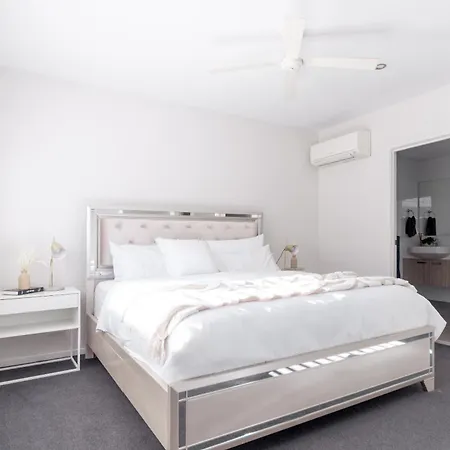 Beautiful Modern 3 Bedroom Family Sleeps 6 Apartment Brisbane