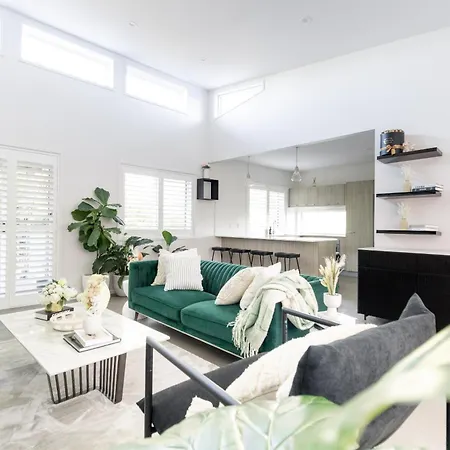 Beautiful Modern 3 Bedroom Family Sleeps 6 *