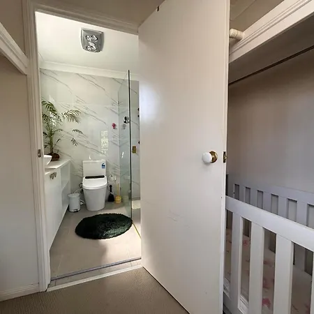 Mountain View Inner Secure Townhouse Hotel