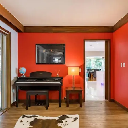 Spacious Hideaway Retreat, Brookfield, Holiday home Brisbane