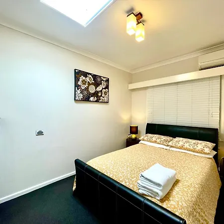 Spacious Hideaway Retreat, Brookfield, Holiday home Brisbane