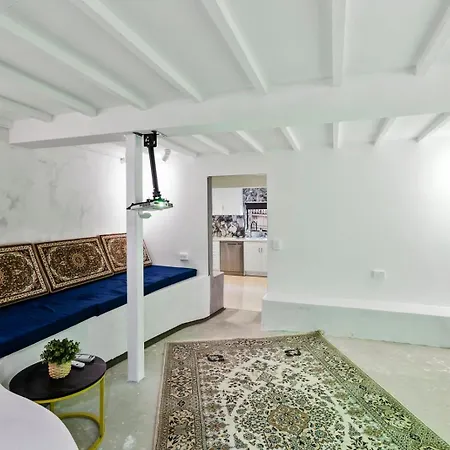 Unit In Inner With Movie And Parking Brisbane