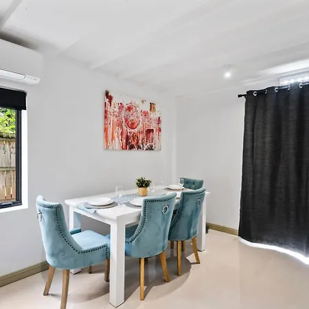 Unit In Inner With Movie And Parking Holiday home