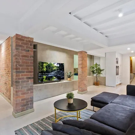 Unit In Inner With Movie And Parking Brisbane