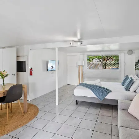 Unit And Private Backyard Apartment *