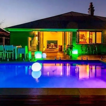 Stunning Tropical Oasis Free Parking Villa Brisbane