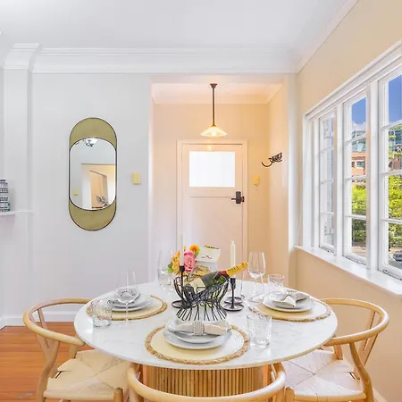 Riverside Heritage Chateau/convenient/free Carpark Apartment