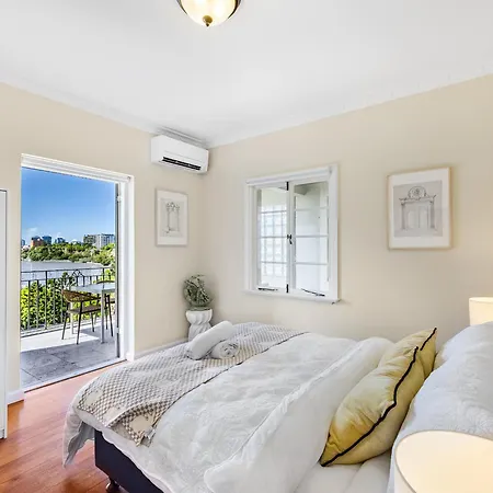 Riverside Heritage Chateau/convenient/free Carpark Apartment *
