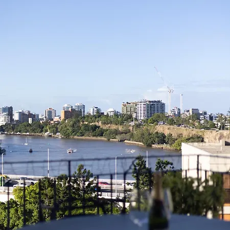 Riverside Heritage Chateau/convenient/free Carpark Apartment