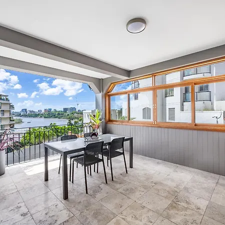 Riverside Heritage Chateau/convenient/free Carpark Apartment *