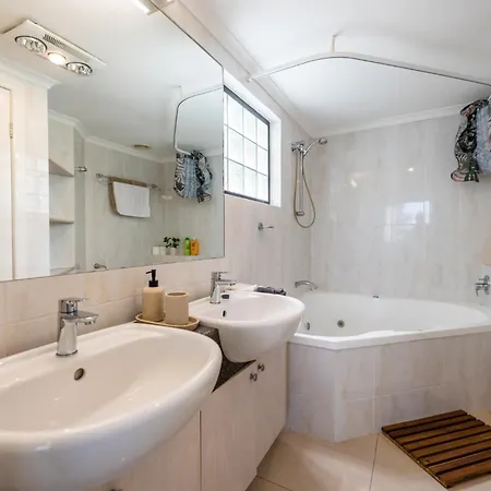 Spacious Inner 2-bed With Parking And Balcony * Brisbane