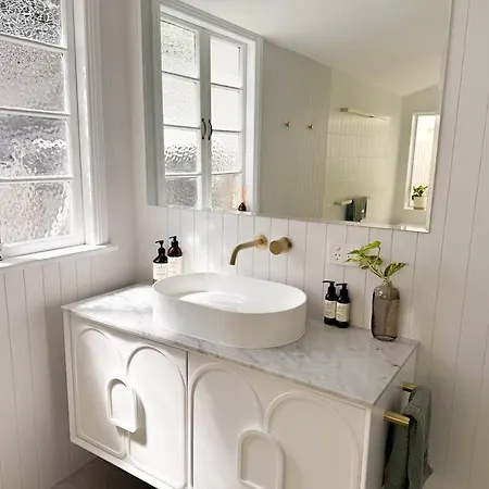 Springhill Retreat - Inner-city, Pool + Sauna Villa *