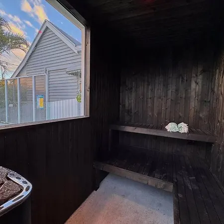 Villa Springhill Retreat - Inner-city, Pool + Sauna Brisbane