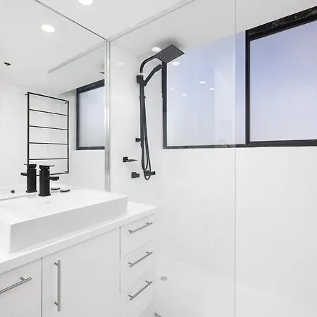 Flight Deck Brisbanecbd High Floor Riverfront View Apartment