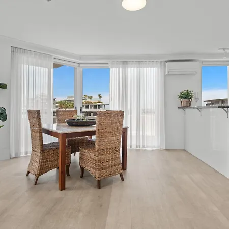 Lavish 3-bed With Wraparound Balcony And Pool * Brisbane