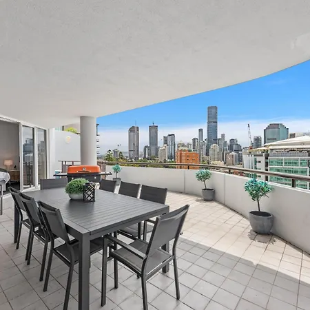Lavish 3-bed With Wraparound Balcony And Pool Apartment *