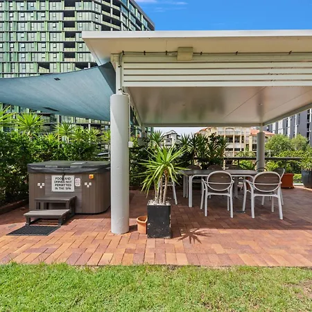 Apartment Lavish 3-bed With Wraparound Balcony And Pool *